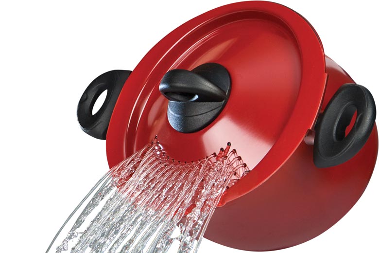 https://foodandnutrition.org/wp-content/uploads/Bialetti-Pasta-Pot-Red-Pepper-feature-pour.jpg